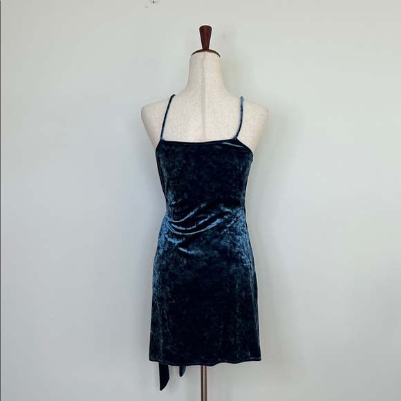 Lily Rain Elegant Velvet Wrap Mini Dress in Navy Size Medium - Picture 5 of 7